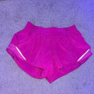 lululemon neon pink low rise hotty hot 2.5 shorts